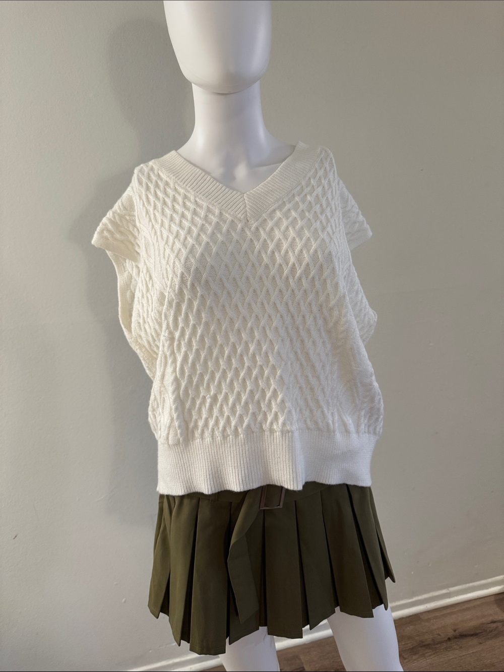 PrettyLittleThing Cream Cable Knit V-Neck Sweater Vest